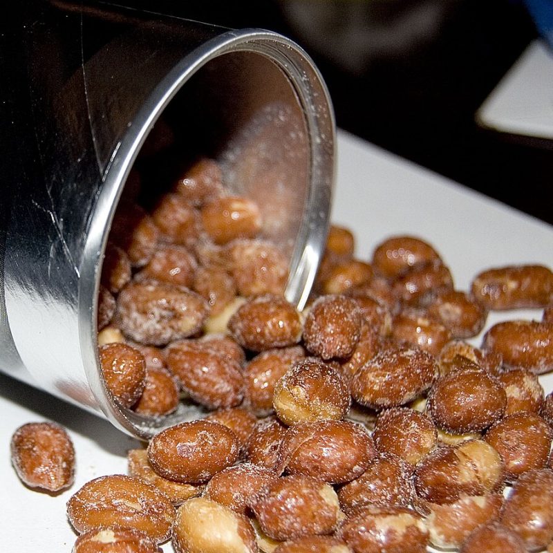 مكسرات مغطاة بالتوابل الحارة أو المالحة